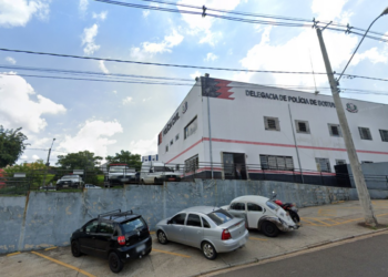Homem é preso suspeito de assediar colega e alegar que ato era para 'aliviar a dor'