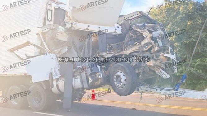 Acidente entre carretas interdita trecho da Rodovia Raposo Tavares em Piraju