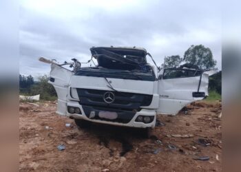 Caminhão carregado com grama fica destruído após tombar em estrada vicinal no interior de SP