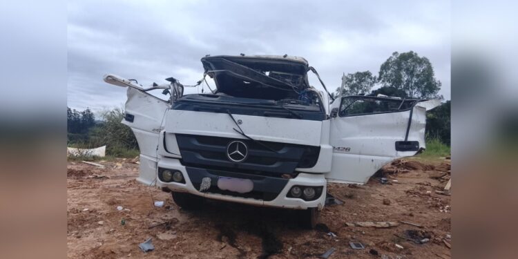 Caminhão carregado com grama fica destruído após tombar em estrada vicinal no interior de SP
