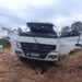 Caminhão carregado com grama fica destruído após tombar em estrada vicinal no interior de SP