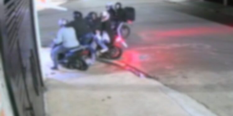 VÍDEO: quadrilha armada rende motociclista e garupa e rouba moto em Tatuí