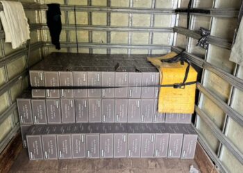 Polícia apreende carga irregular de vinhos importados avaliada em R$ 100 mil em rodovia de Angatuba