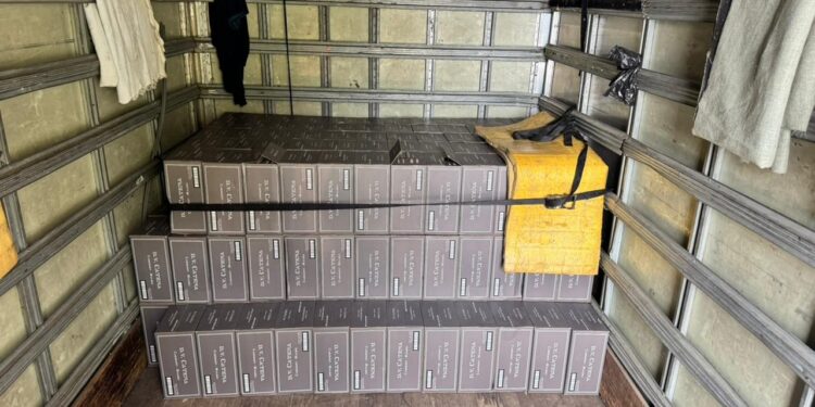Polícia apreende carga irregular de vinhos importados avaliada em R$ 100 mil em rodovia de Angatuba
