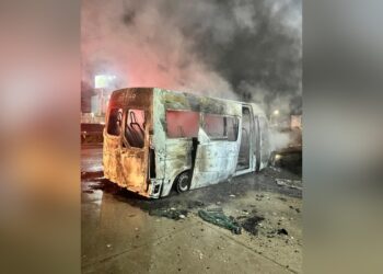 VÍDEO: van da Saúde pega fogo durante traslado de dez pacientes no interior de SP