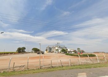 Trabalhador é socorrido pelo helicóptero Águia após ter pernas presas em equipamento em empresa armazenadora de grãos