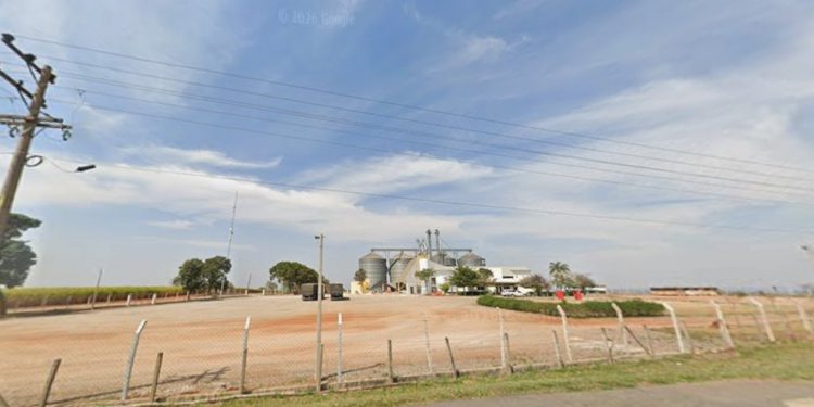 Trabalhador é socorrido pelo helicóptero Águia após ter pernas presas em equipamento em empresa armazenadora de grãos