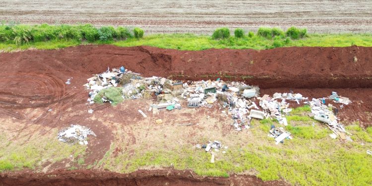 Prefeitura de Itararé é multada após Cetesb identificar 'lixão' irregular às margens de rodovia