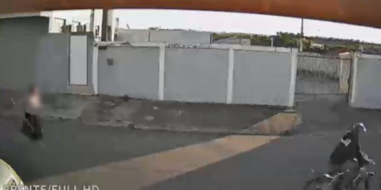 VÍDEO: mulher corre atrás de suspeito de tentar estuprar crianças em Itapetininga; homem foi preso