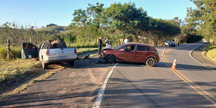 Motorista perde o controle em curva e bate de frente com outro veículo em rodovia de Cesário Lange
